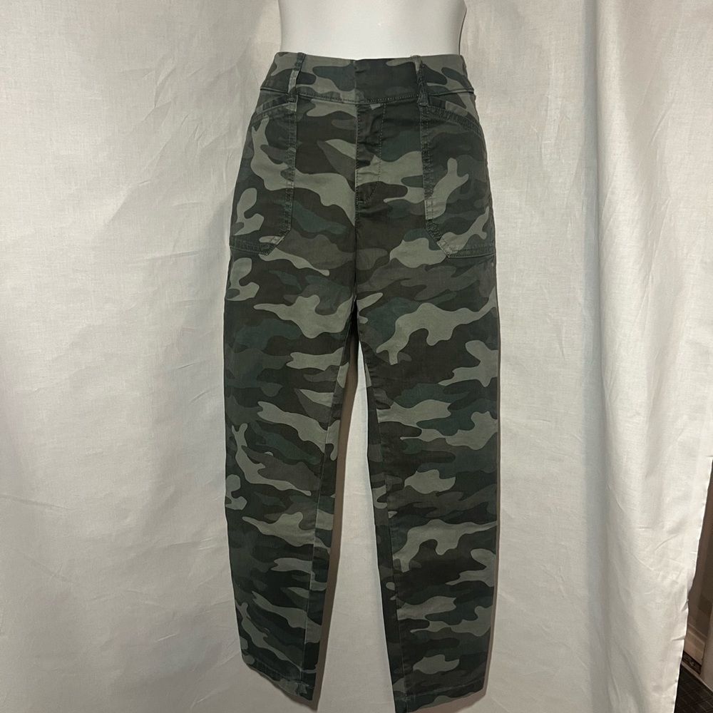 Old Navy Camo pixie pants